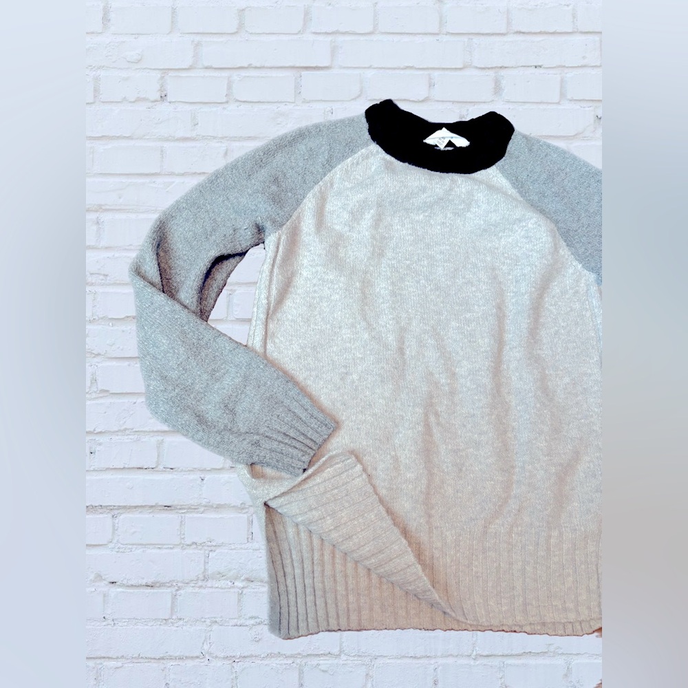 ✨Split hem colorblock sweater ✨